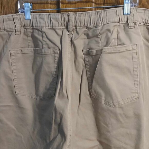 Torrid Lot of 2 Bermuda Pull-On Shorts - Size 28 (5X) (Dark Blue & Khaki) - Picture 5 of 13
